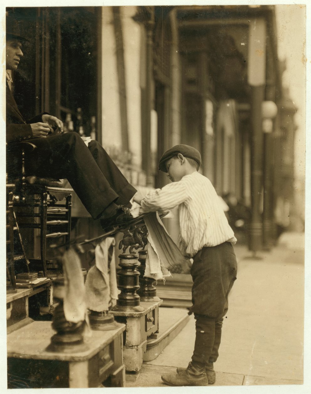 Michael Mero, 2 West 4th St. Cireur de chaussures, 12 ans, travaillant de son propre gré depuis un an. Ne fume pas. Dehors après 23h le 21 mai. Travaille habituellement 6 heures par jour. Lieu : Wilmington, Delaware. - Lewis Wickes Hine