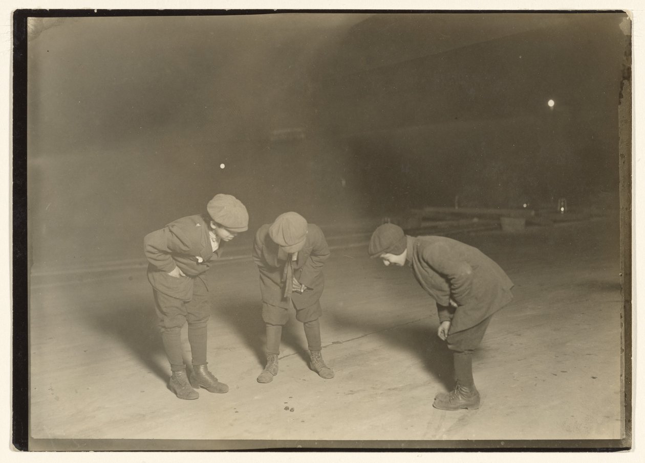 Un jeu de merde à minuit. - Lewis W. Hine