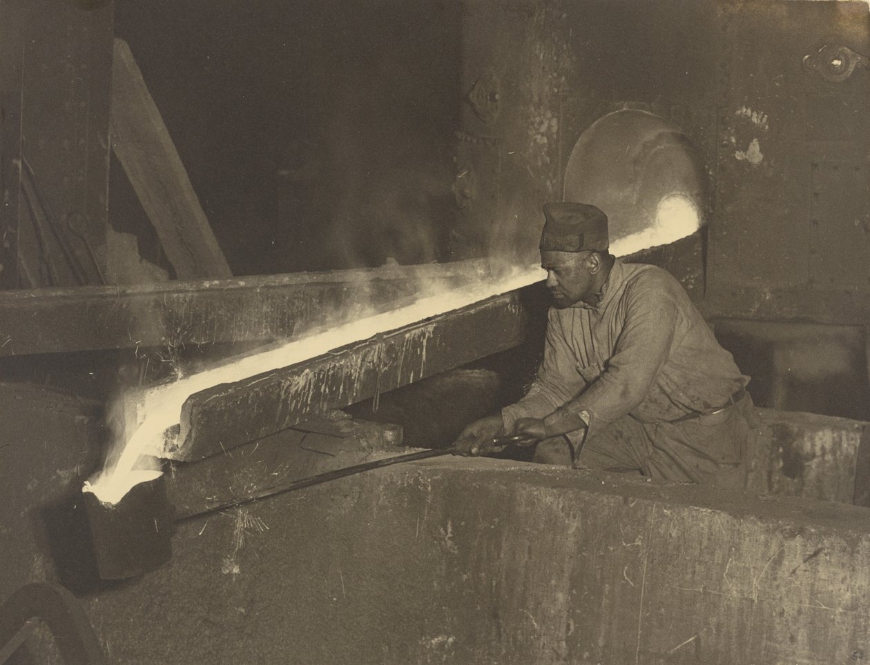 [Aide-mouleur, usine de locomotives Baldwin] - Lewis W. Hine