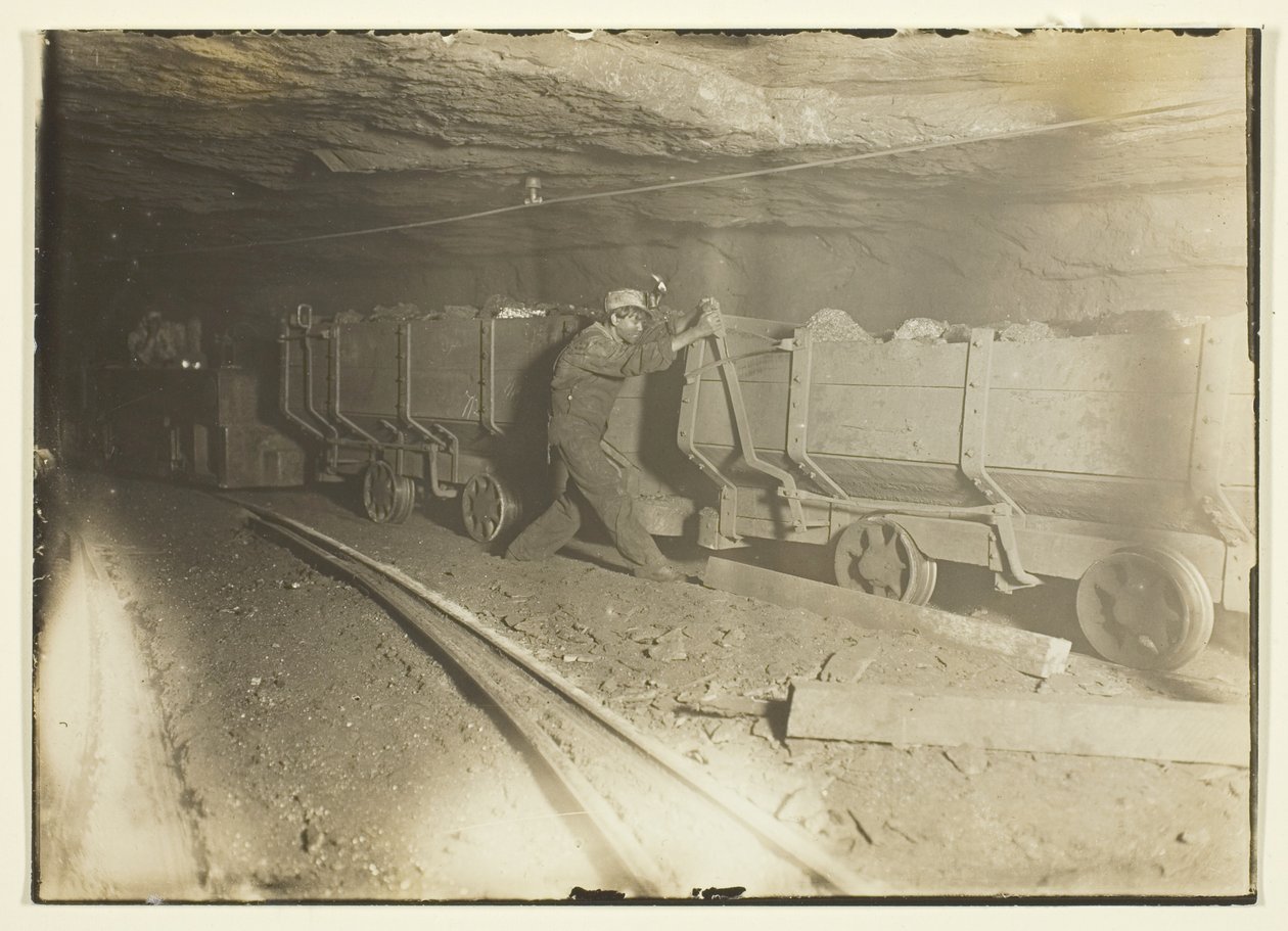 Sans titre (wagons de charbon dans une mine) - Lewis Wickes Hine