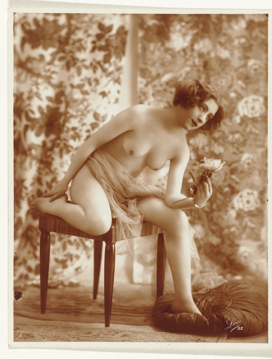 Femme nue avec une fleur - Léo