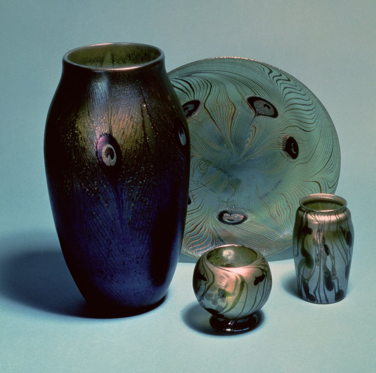 Assiette et vases favrile de Tiffany, New York, vers 1890 (verre) - Louis Comfort Tiffany
