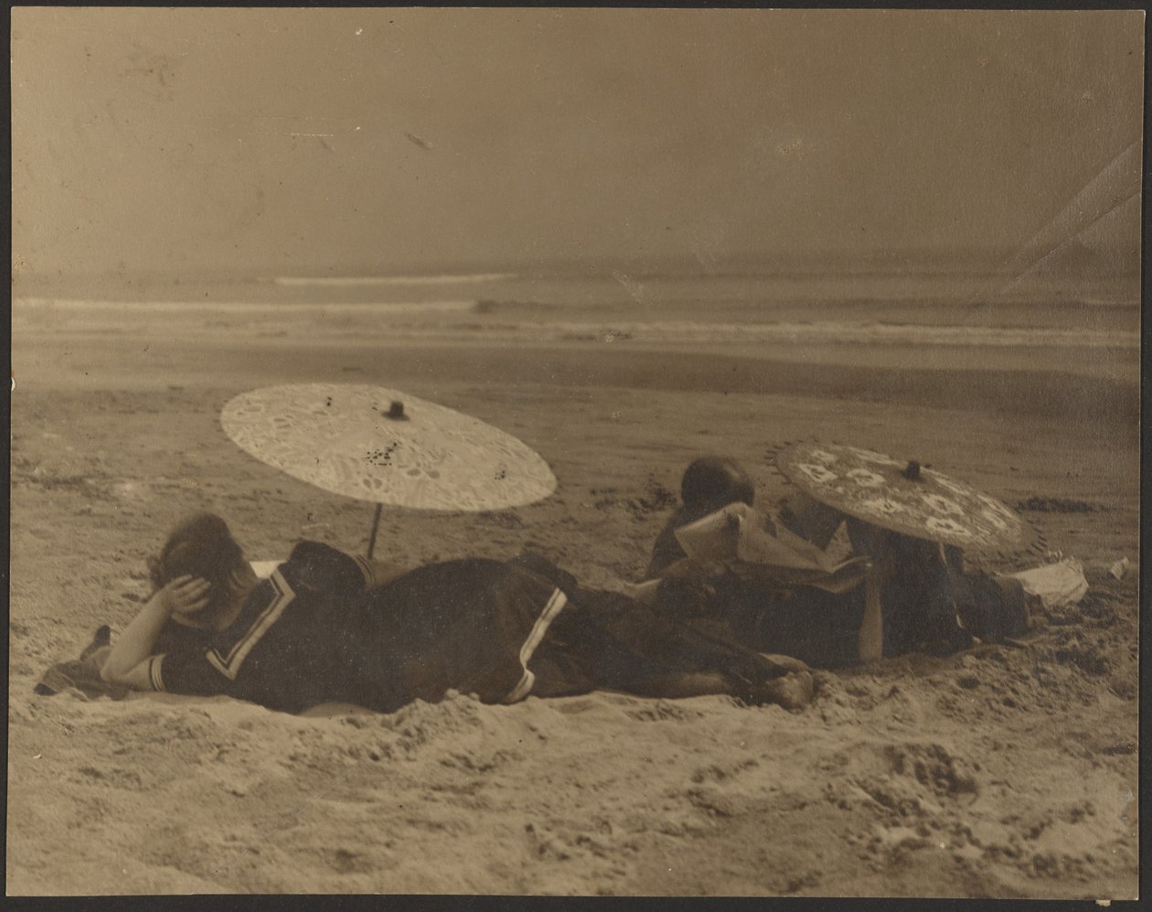[Scène de plage avec parapluies en papier] - Louis Fleckenstein