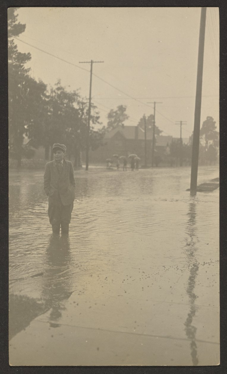 [Garçon debout dans une rue inondée] - Louis Fleckenstein