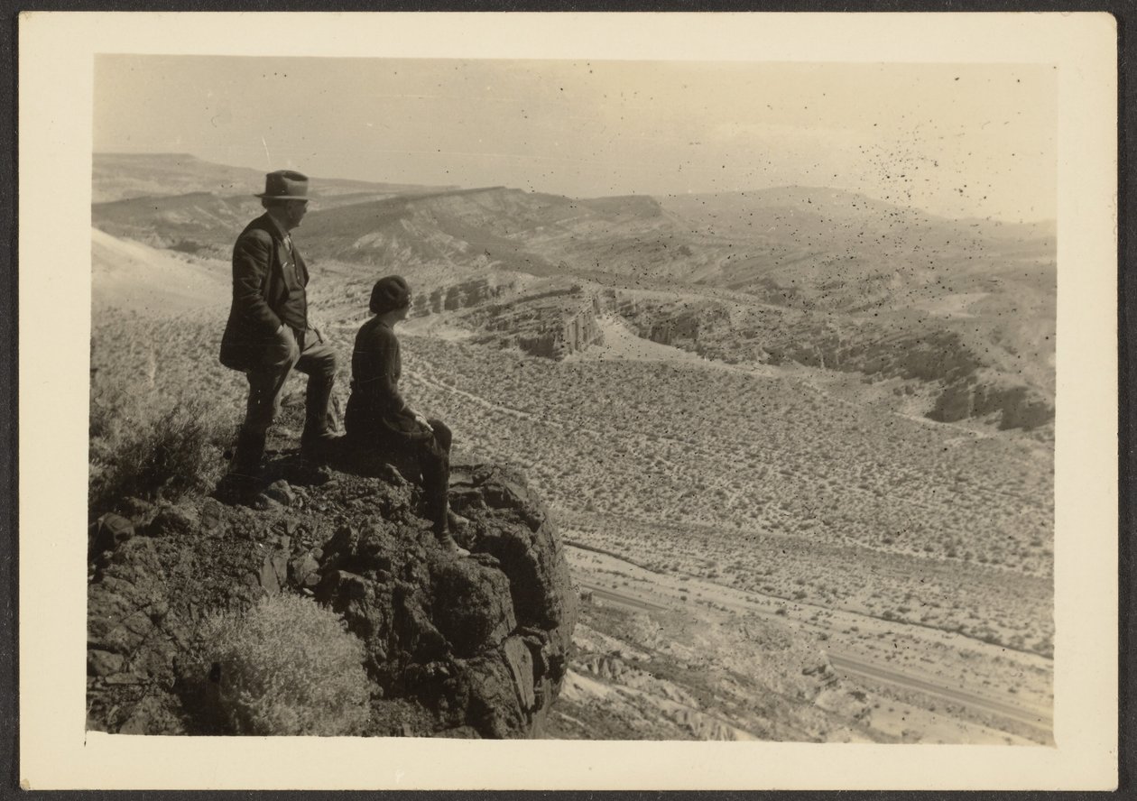 [Couple dans un paysage désertique] - Louis Fleckenstein