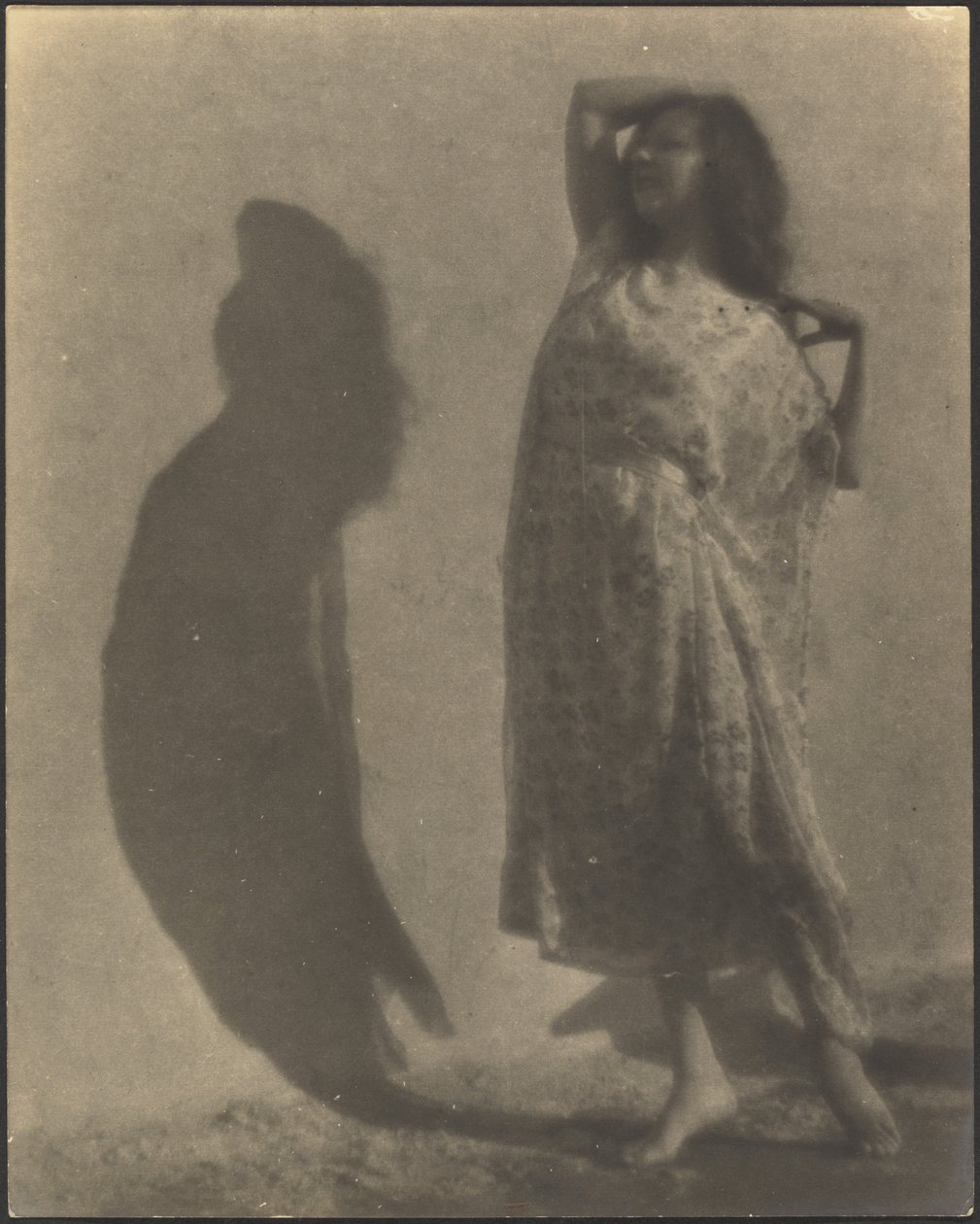 [Danseuse et son ombre sur le mur] - Louis Fleckenstein