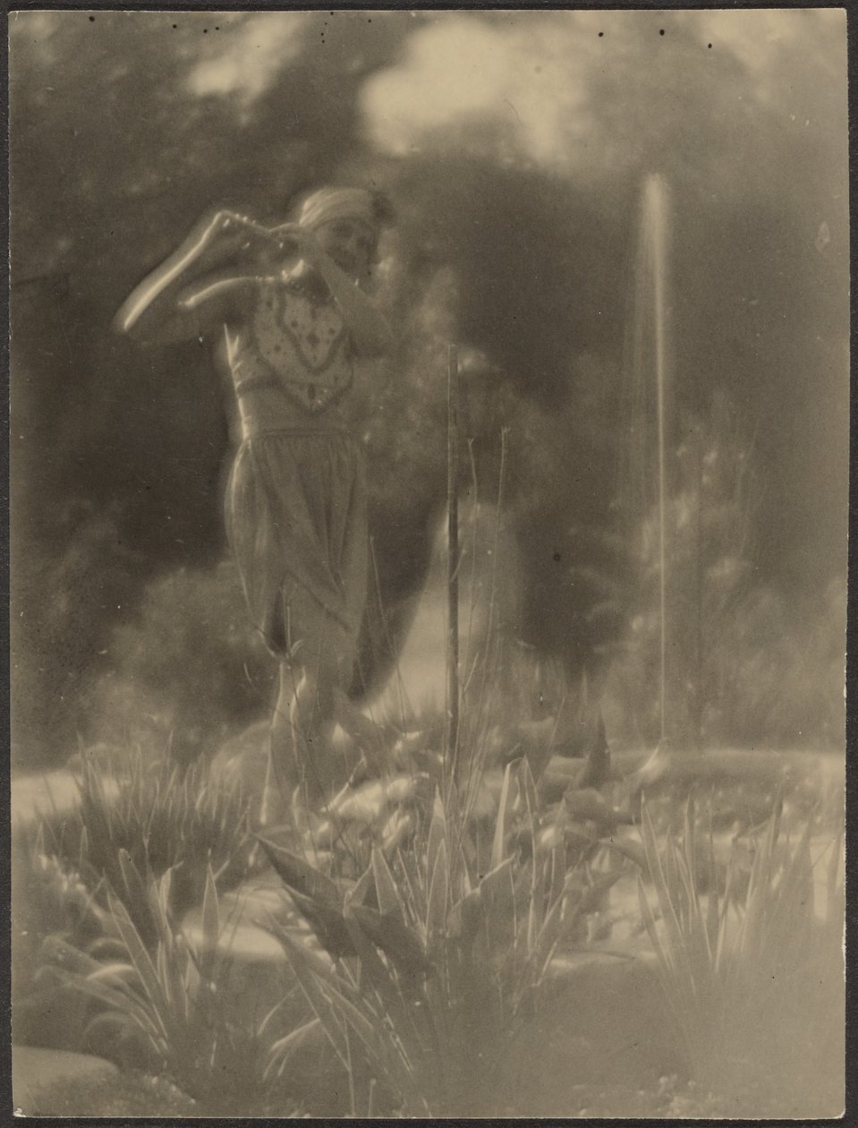 [Danseuse dans le jardin] - Louis Fleckenstein