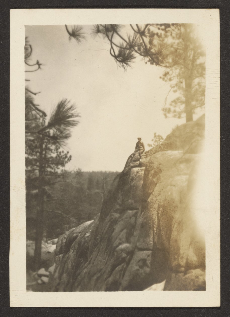 [Figure sur une falaise rocheuse] - Louis Fleckenstein