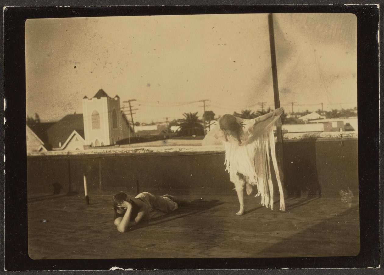 [Florence danse en costume amérindien] - Louis Fleckenstein