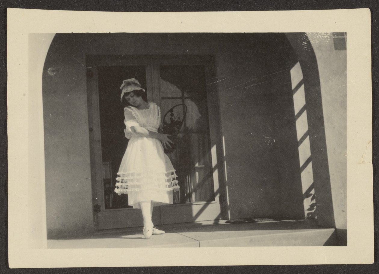 [Florence dansant sous le porche] - Louis Fleckenstein