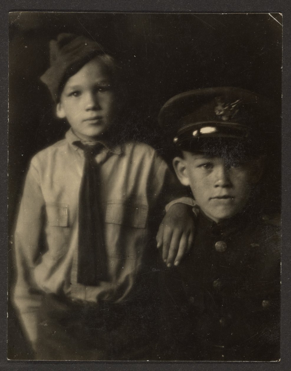 [Les fils de Florence en costumes militaires] - Louis Fleckenstein