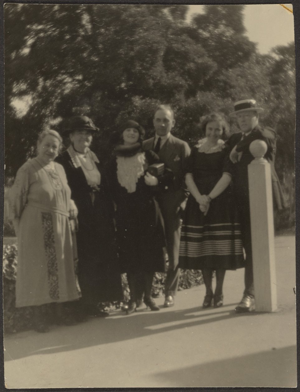 [Portrait de groupe dans un parc] - Louis Fleckenstein