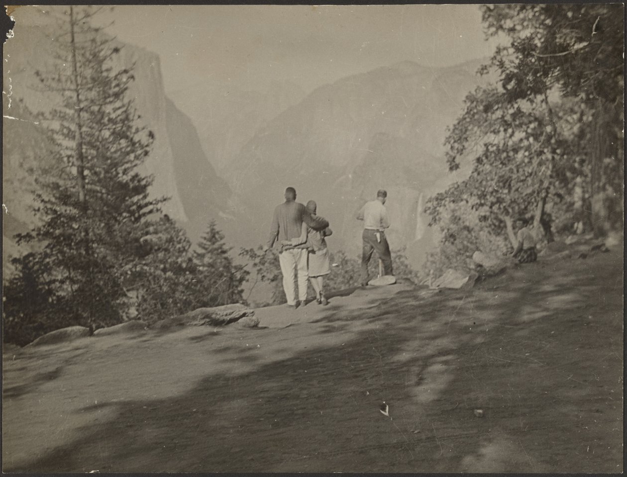 [Groupe de randonneurs regardant la vue] - Louis Fleckenstein