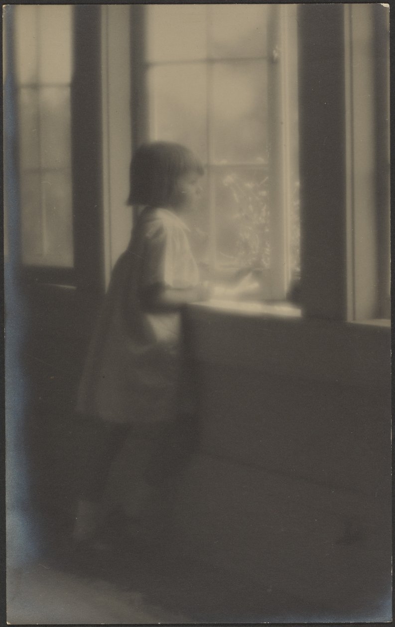 [Petite fille regardant par la fenêtre] - Louis Fleckenstein