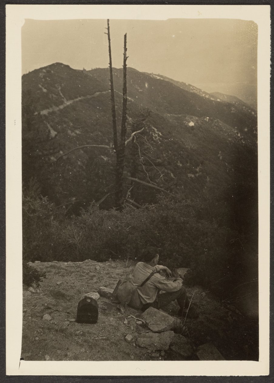 [Homme assis sur une colline] - Louis Fleckenstein