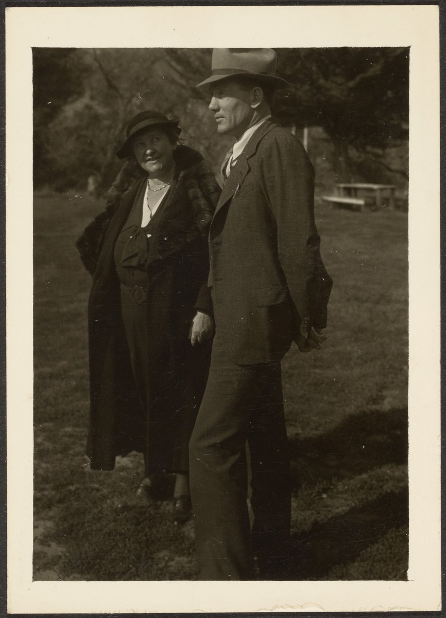 [Homme et femme debout dans l