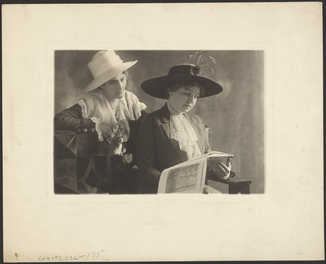 [Portrait de deux femmes avec un livre] - Louis Fleckenstein
