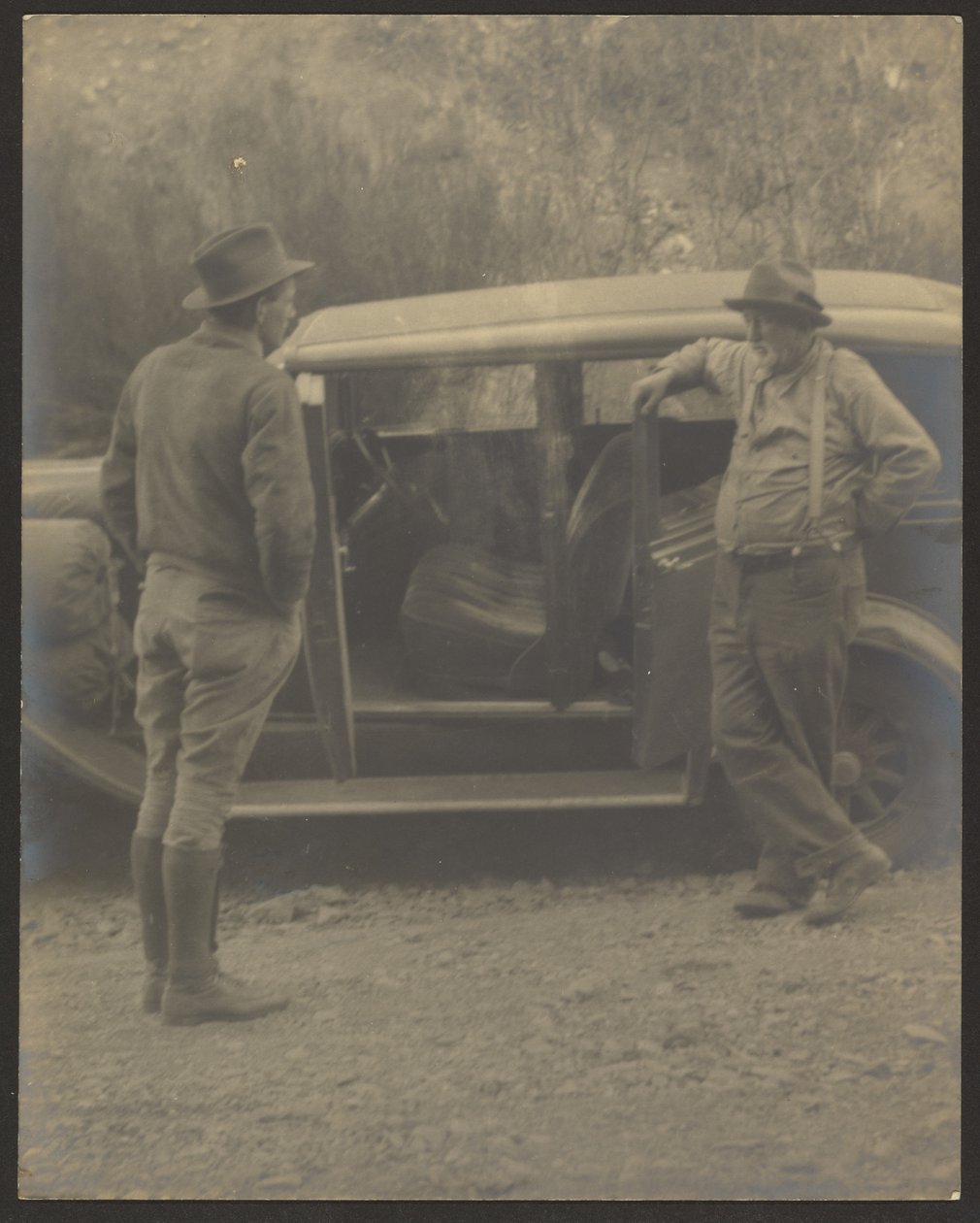 [Deux hommes devant une voiture] - Louis Fleckenstein
