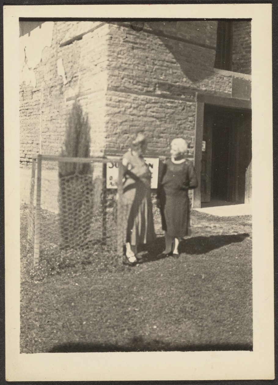 [Deux femmes devant le bâtiment] - Louis Fleckenstein