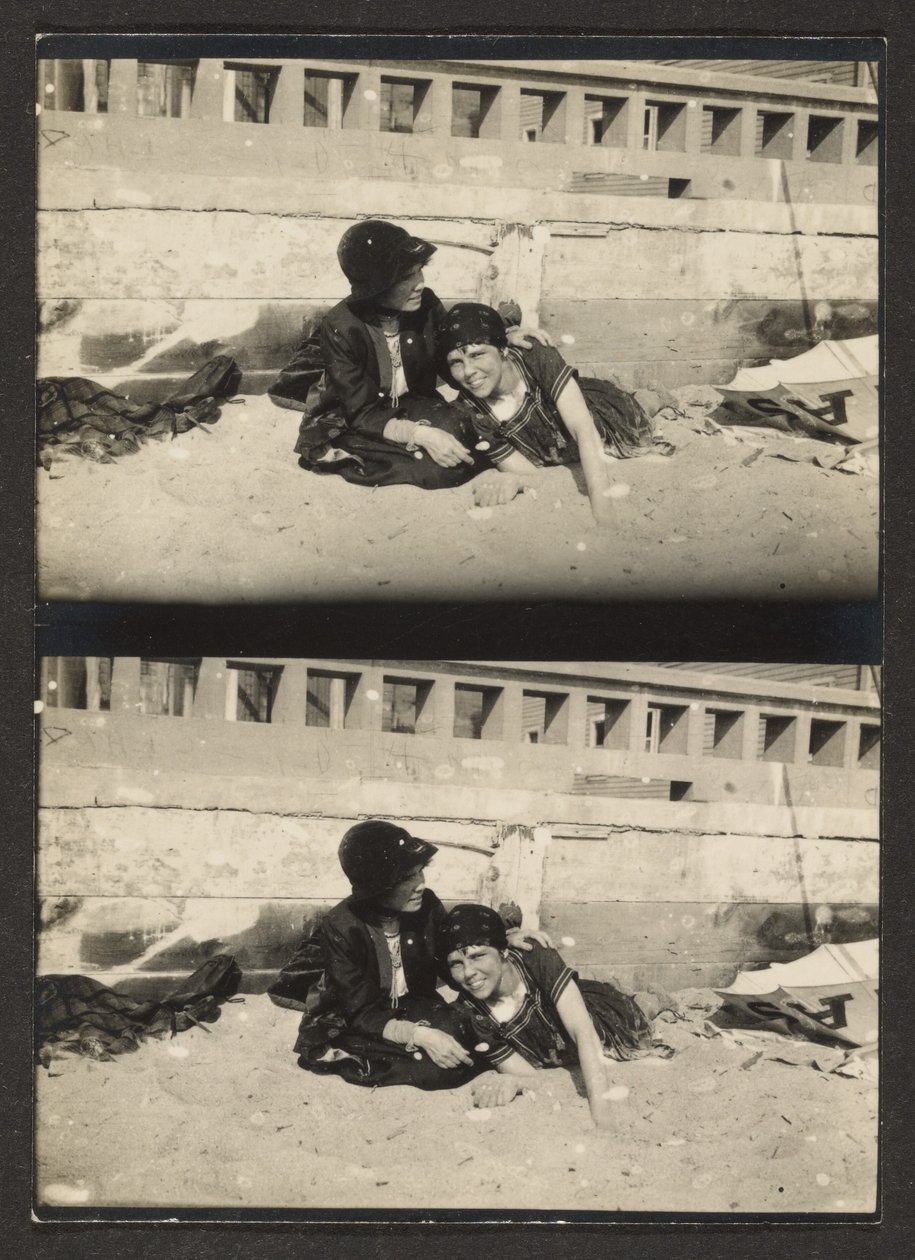 [Deux femmes sur la plage, re-photographiées] - Louis Fleckenstein