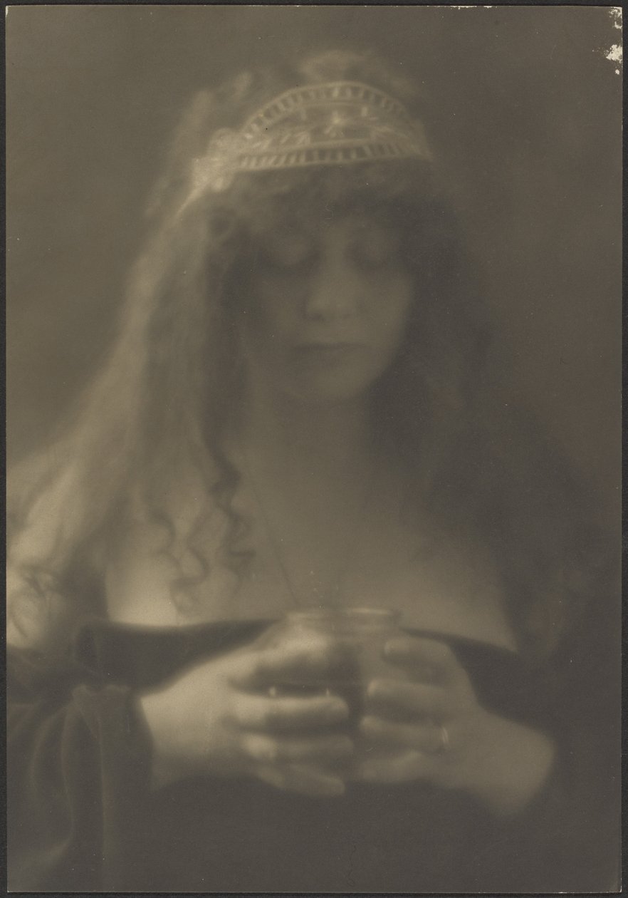 [Femme tenant un vase] - Louis Fleckenstein