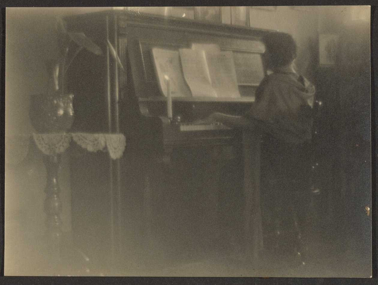 [Femme jouant du piano] - Louis Fleckenstein