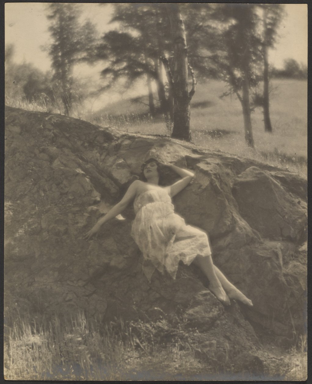 [Femme allongée sur un rocher] - Louis Fleckenstein