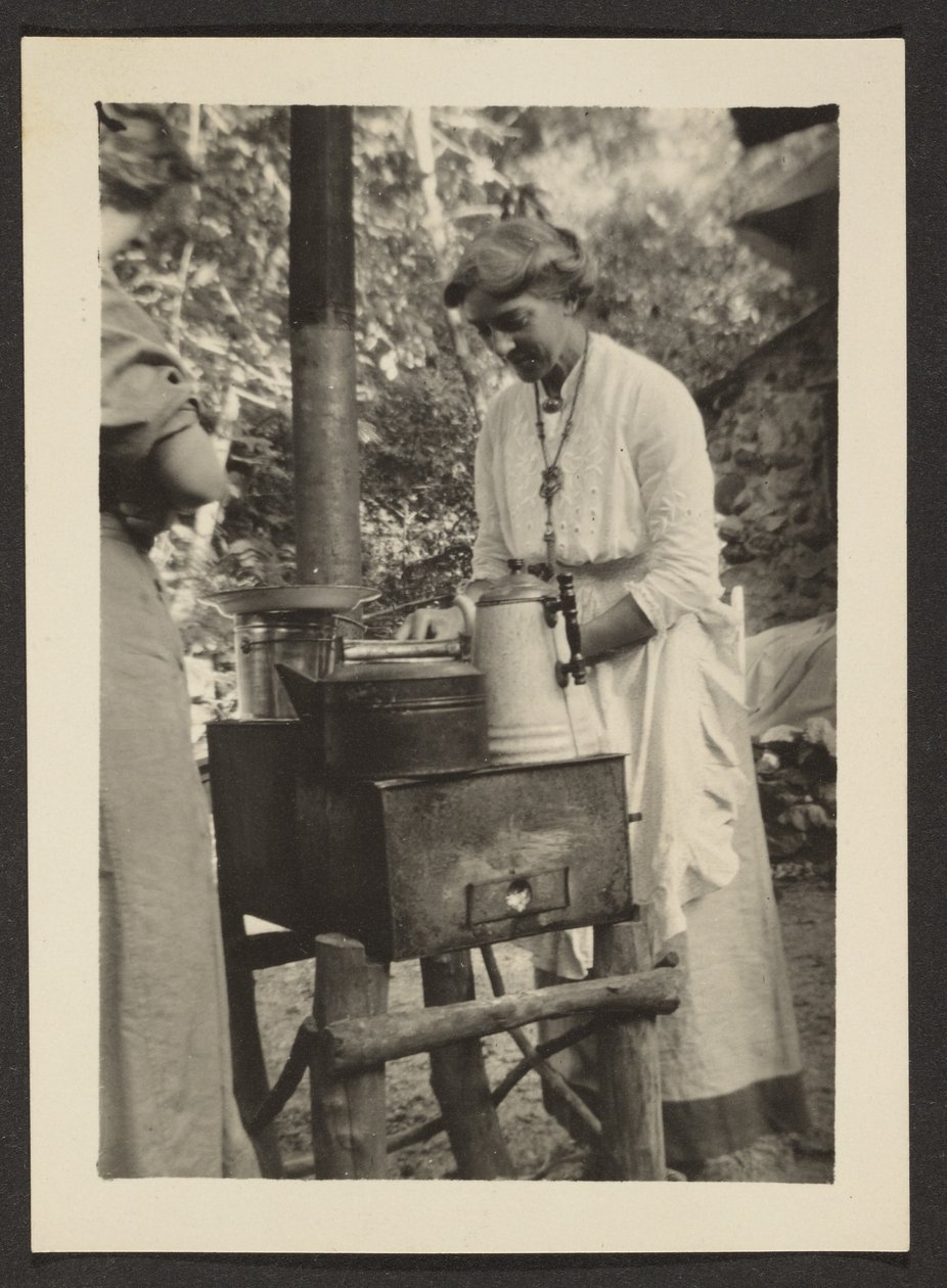 [Femme utilisant un réchaud d