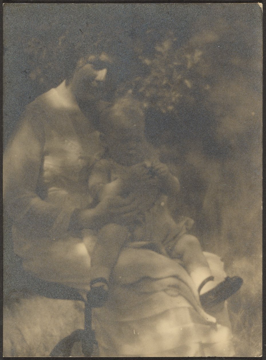 [Femme et enfant assis dans un jardin] - Louis Fleckenstein