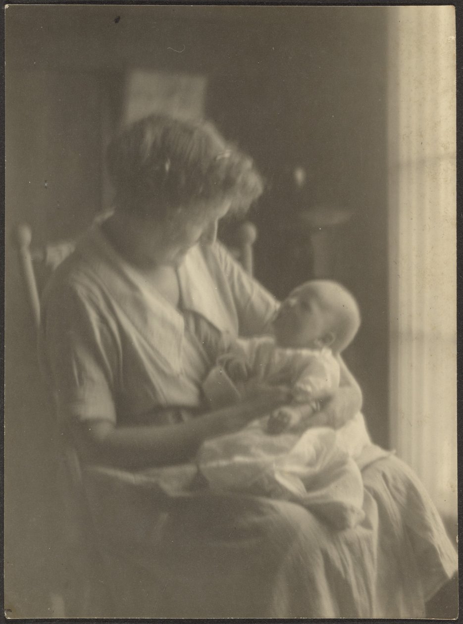 [Femme et enfant dans un fauteuil à bascule] - Louis Fleckenstein