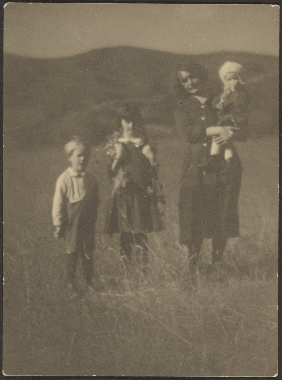 [Femme et trois enfants dans un champ] - Louis Fleckenstein