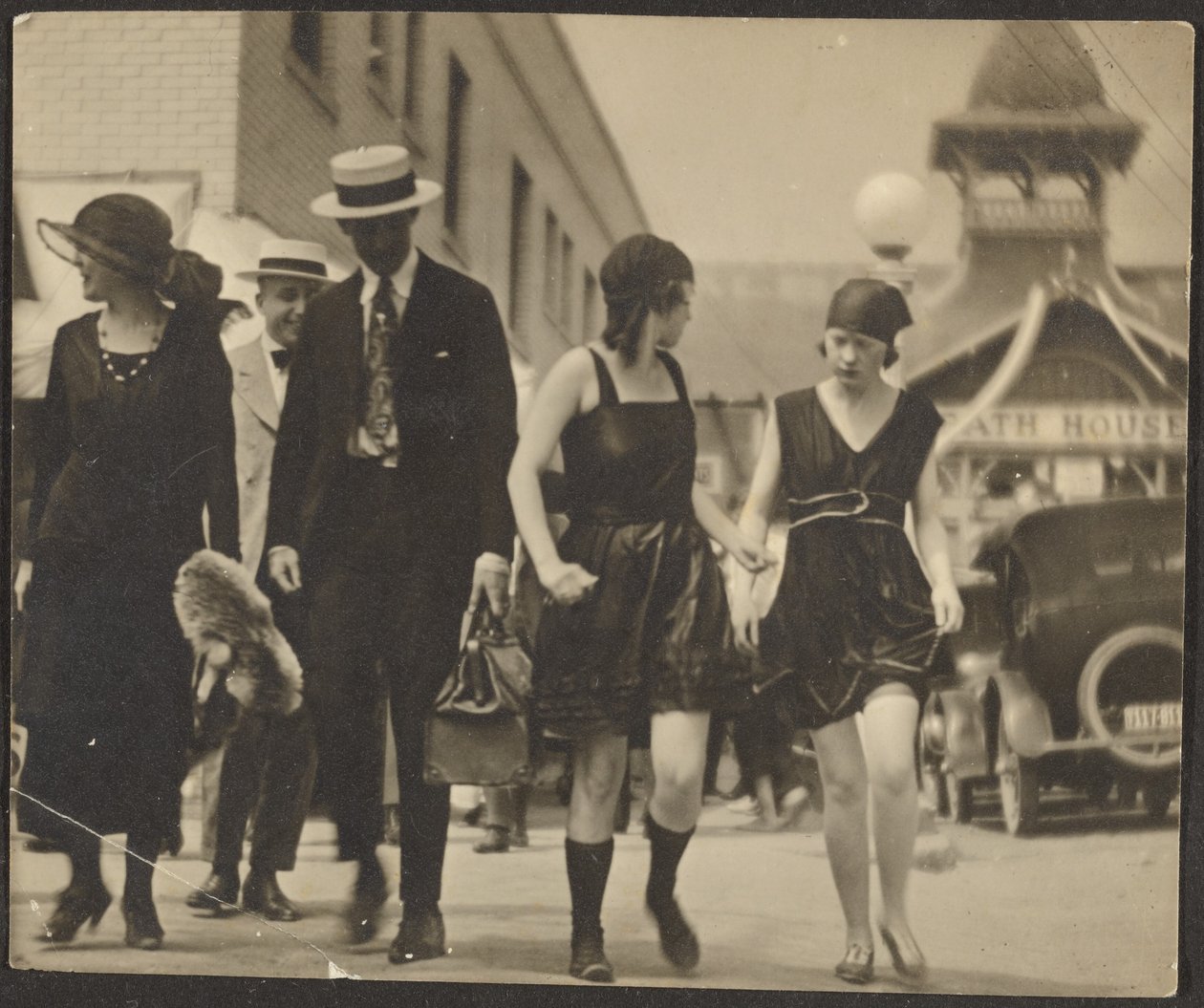 [Femmes costumées dans la rue] - Louis Fleckenstein