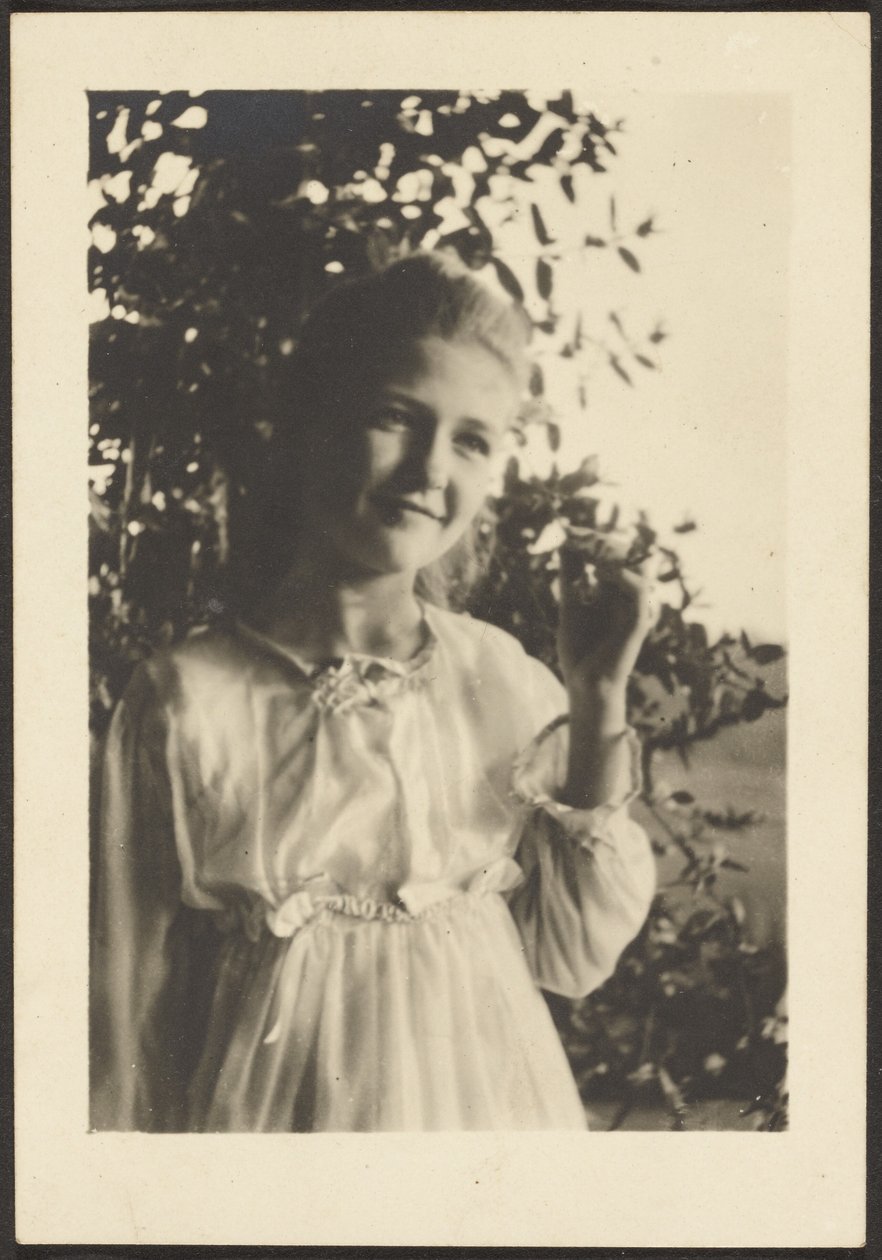 [Jeune femme debout dans un arbre] - Louis Fleckenstein