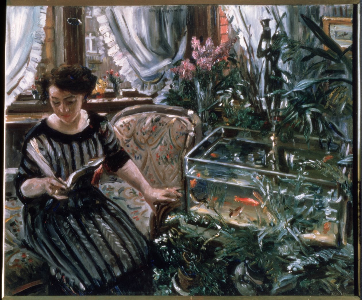 Une femme lisant près d