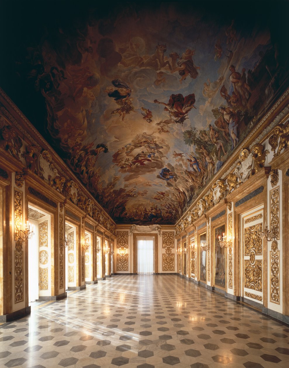 Vue de la loggia avec fresque au plafond représentant l