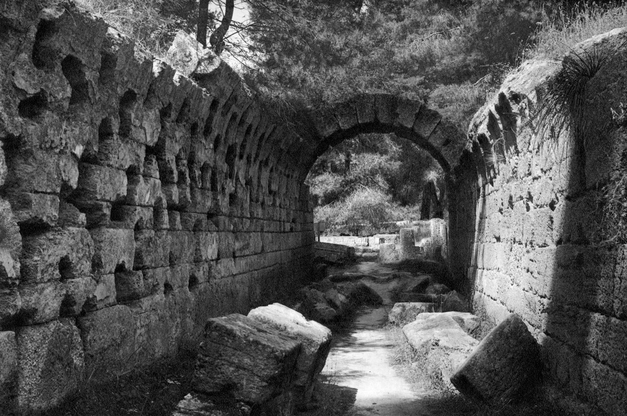 Entrée du stade, Olympie, Grèce, 1937 - Martin Hurlimann