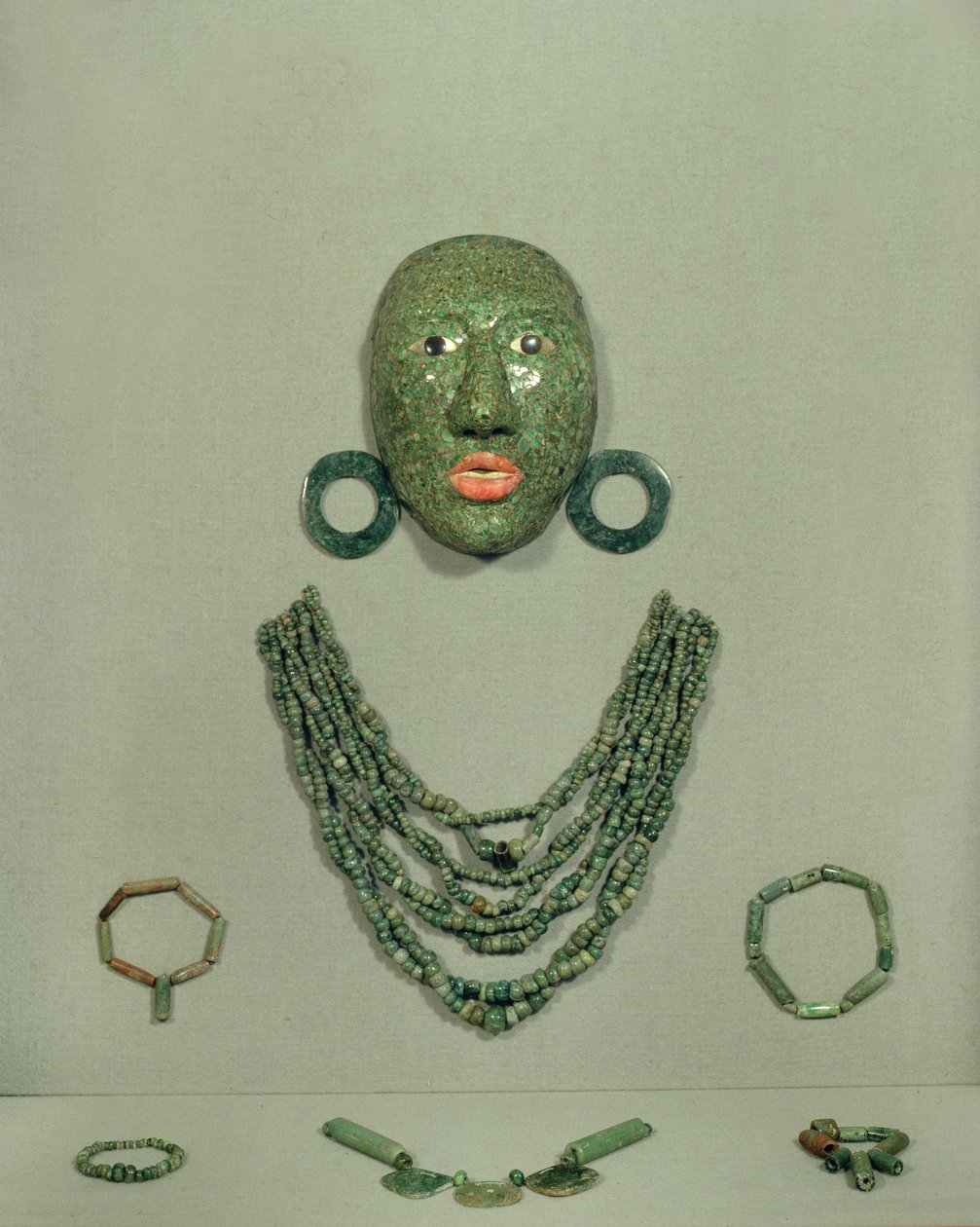 Masque funéraire de Calakmul avec collier et boucles d