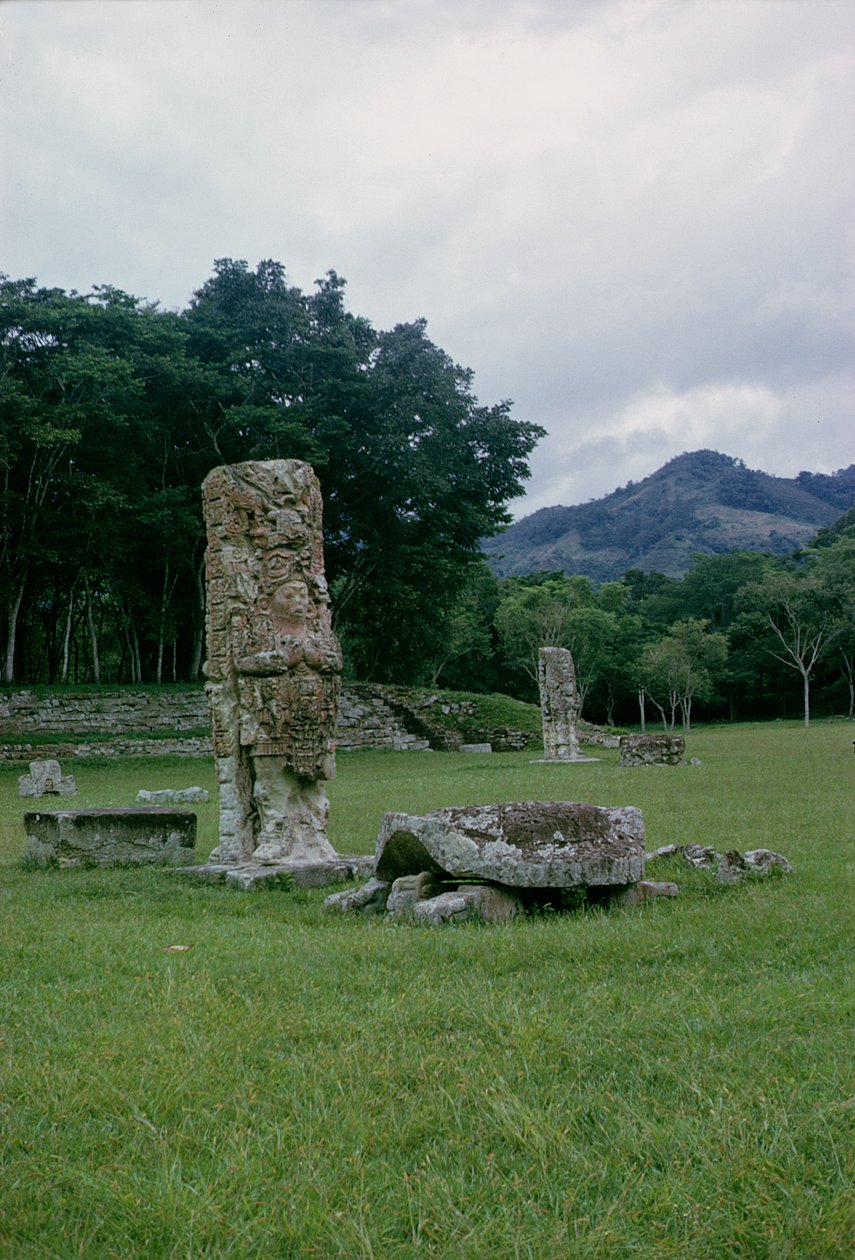 Stèle dans la cour avant de la place centrale - Mayan