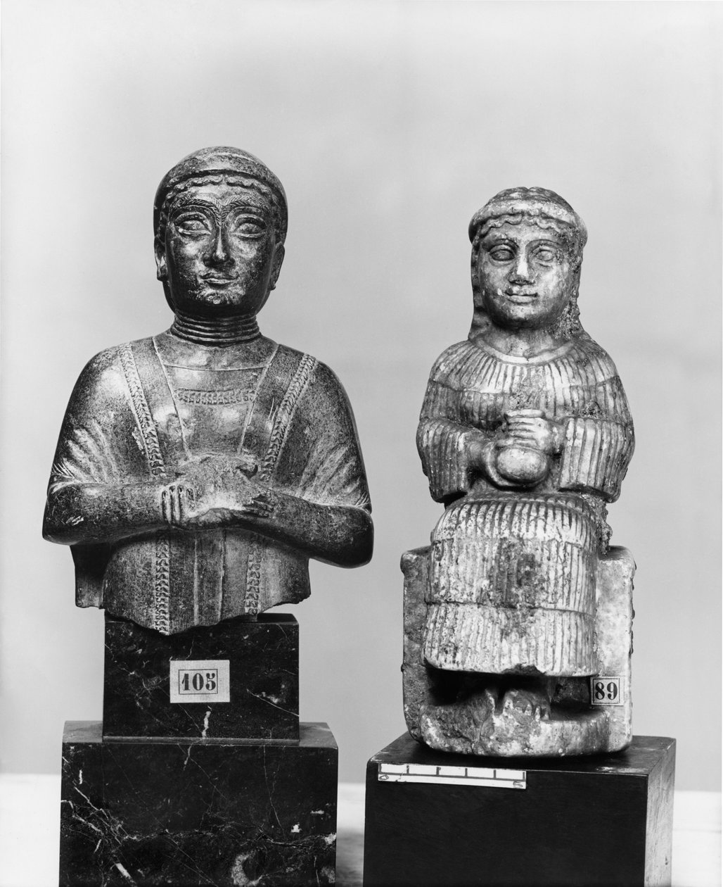 Femme au châle, femme tenant un aryballos, vue de face, néo-sumérien, de Telloh, ancien Girsu, c.2150 av. J.-C. - Mesopotamian