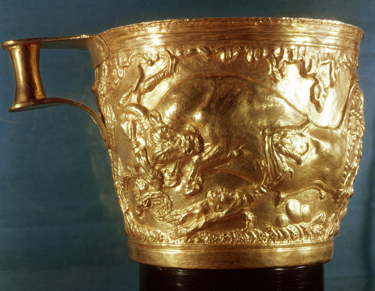 Coupe, représentant un taureau chargeant, trouvée dans la tombe royale de Vaphio, Sparte, fin Minoen I, vers 1500 av. J.-C. (or) - Minoan