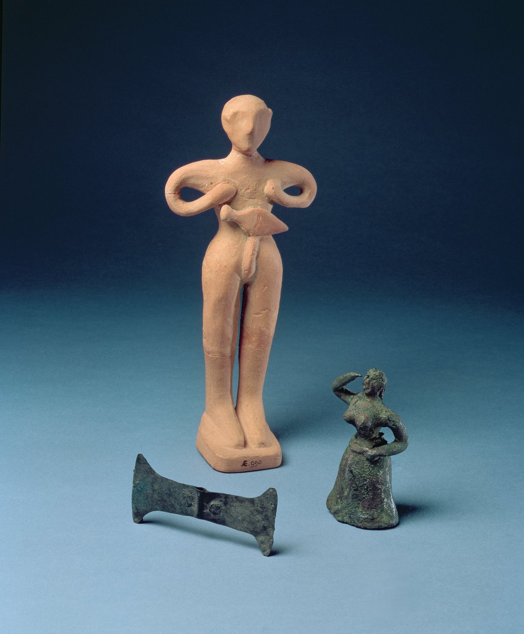 Double hache et deux figurines de Knossos, fin minoen, vers 1500 av. J.-C. - Minoan