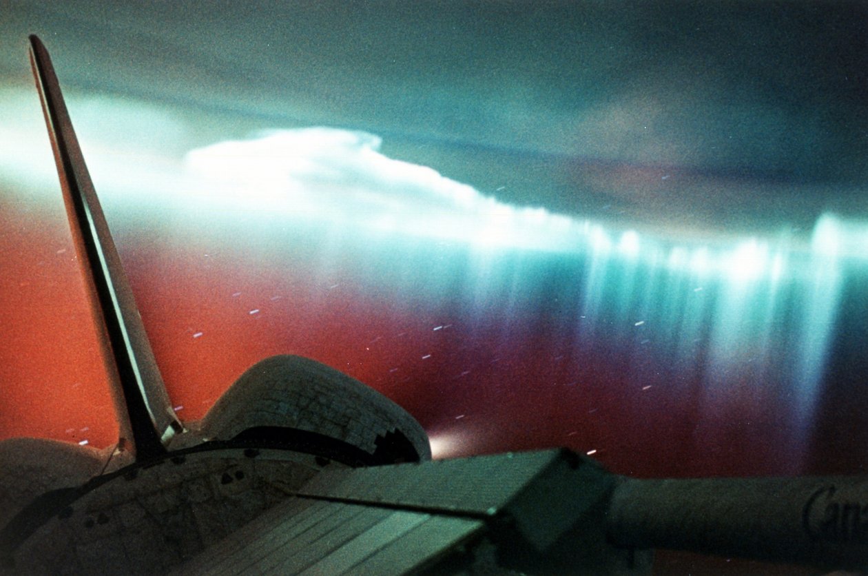 Aurore australe (forme de rideau) vue depuis la navette spatiale Endeavour, dont une partie est visible au premier plan en haut à droite. Avril 1994. - National Aeronautics and Space Administration National Aeronautics and Space Administration