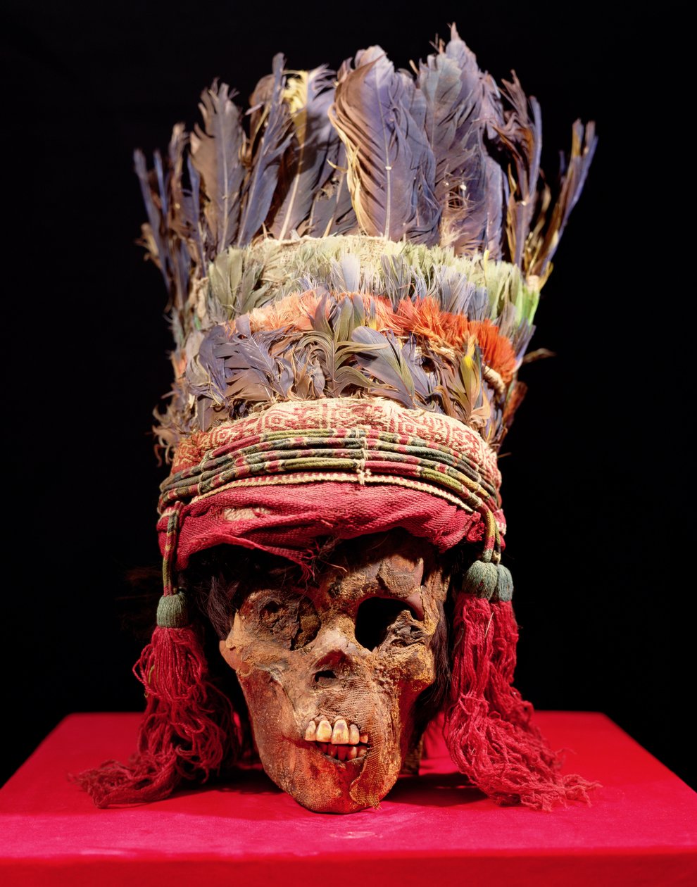 Coiffe en plumes sur un crâne, du Pérou - Nazca Culture