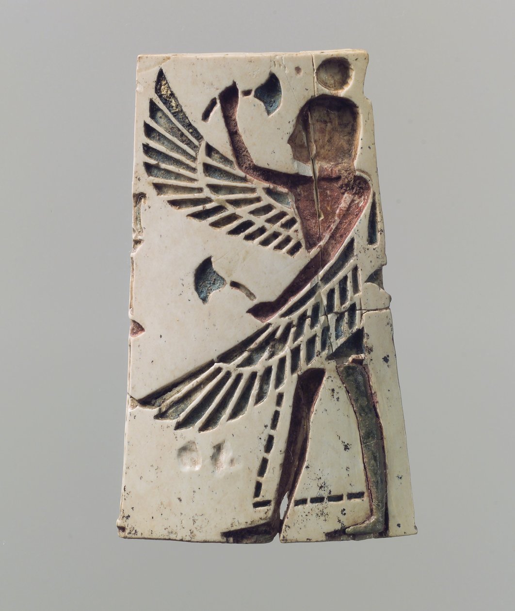 Plaque de meuble ou boîte cosmétique champlevé avec un jeune homme ailé, vers 700 av. J.-C. - Neo Assyrian