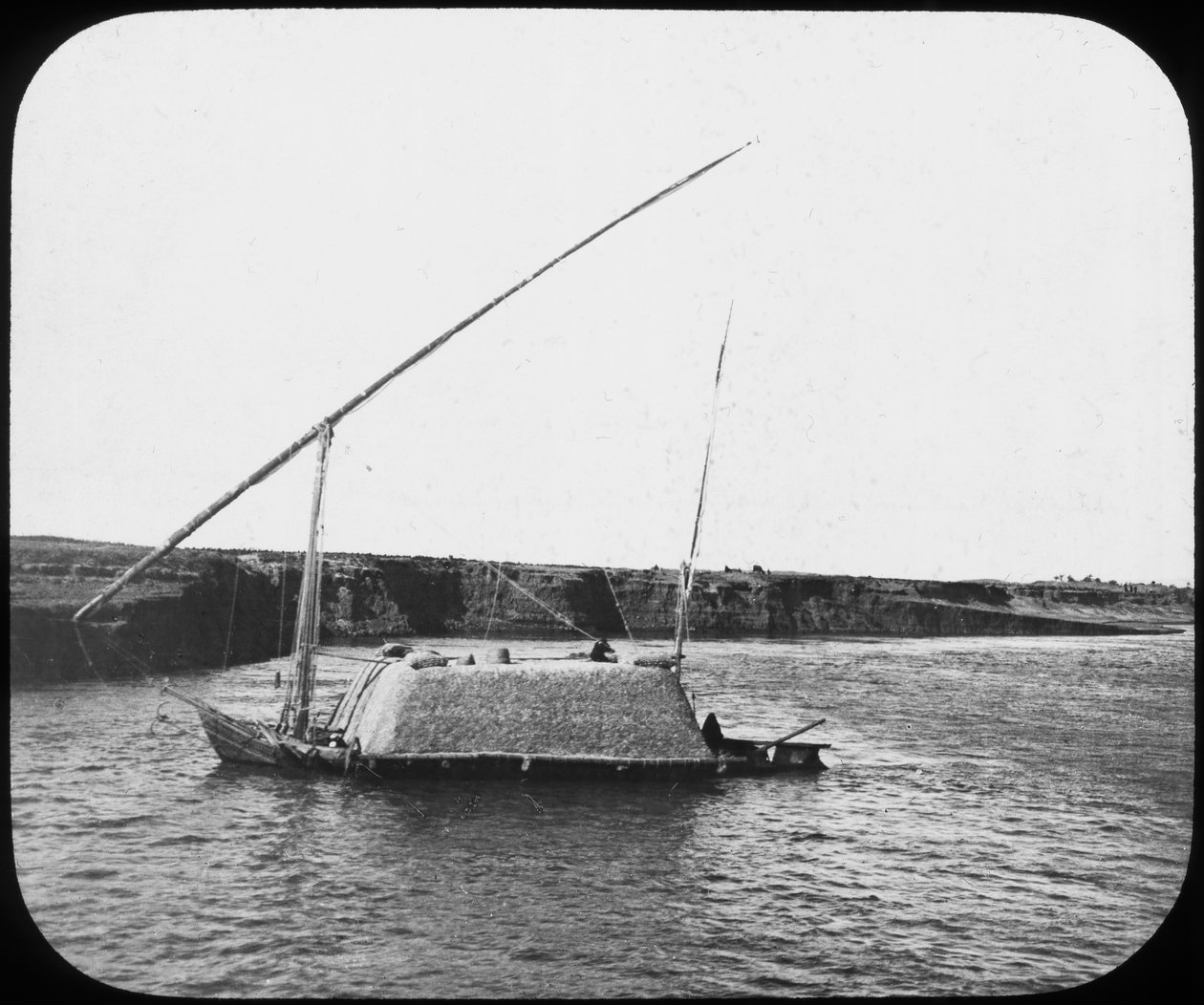 Une dahabiyeh chargée, Égypte, c1890 - Newton and Co
