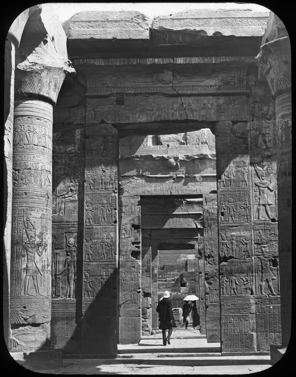Entrée du temple, Kom Ombo, Égypte, vers 1890 - Newton and Co