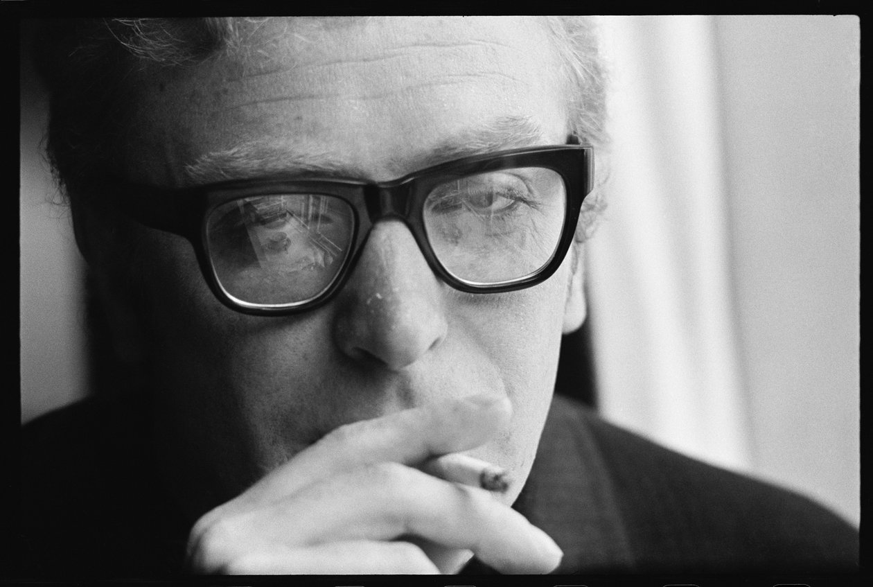 Michael Caine fumant - Orlando Suero