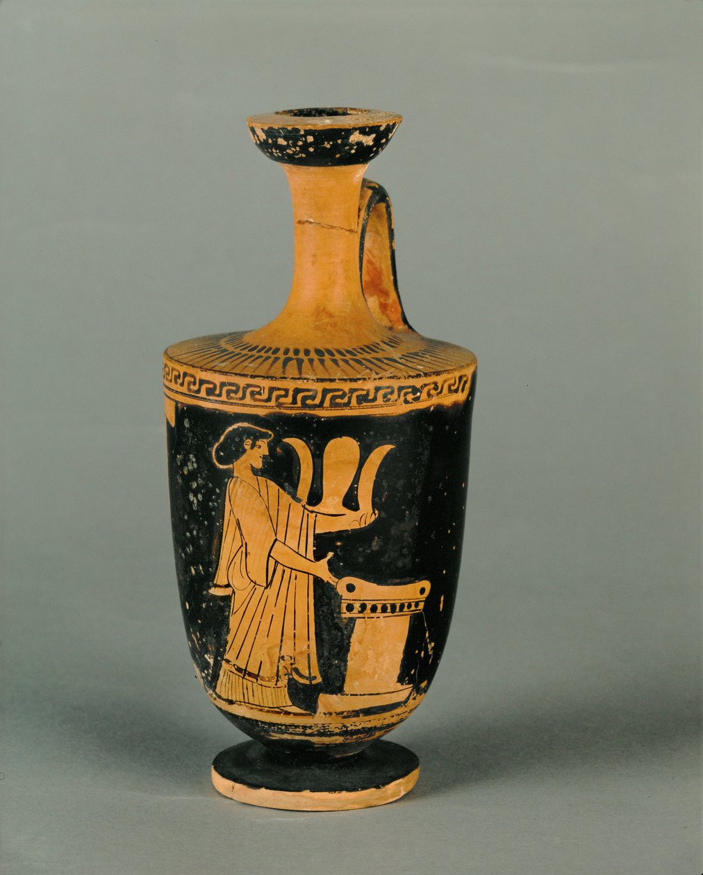 Femme devant un autel. Petit lécythe à figures rouges... - Painter Icarus