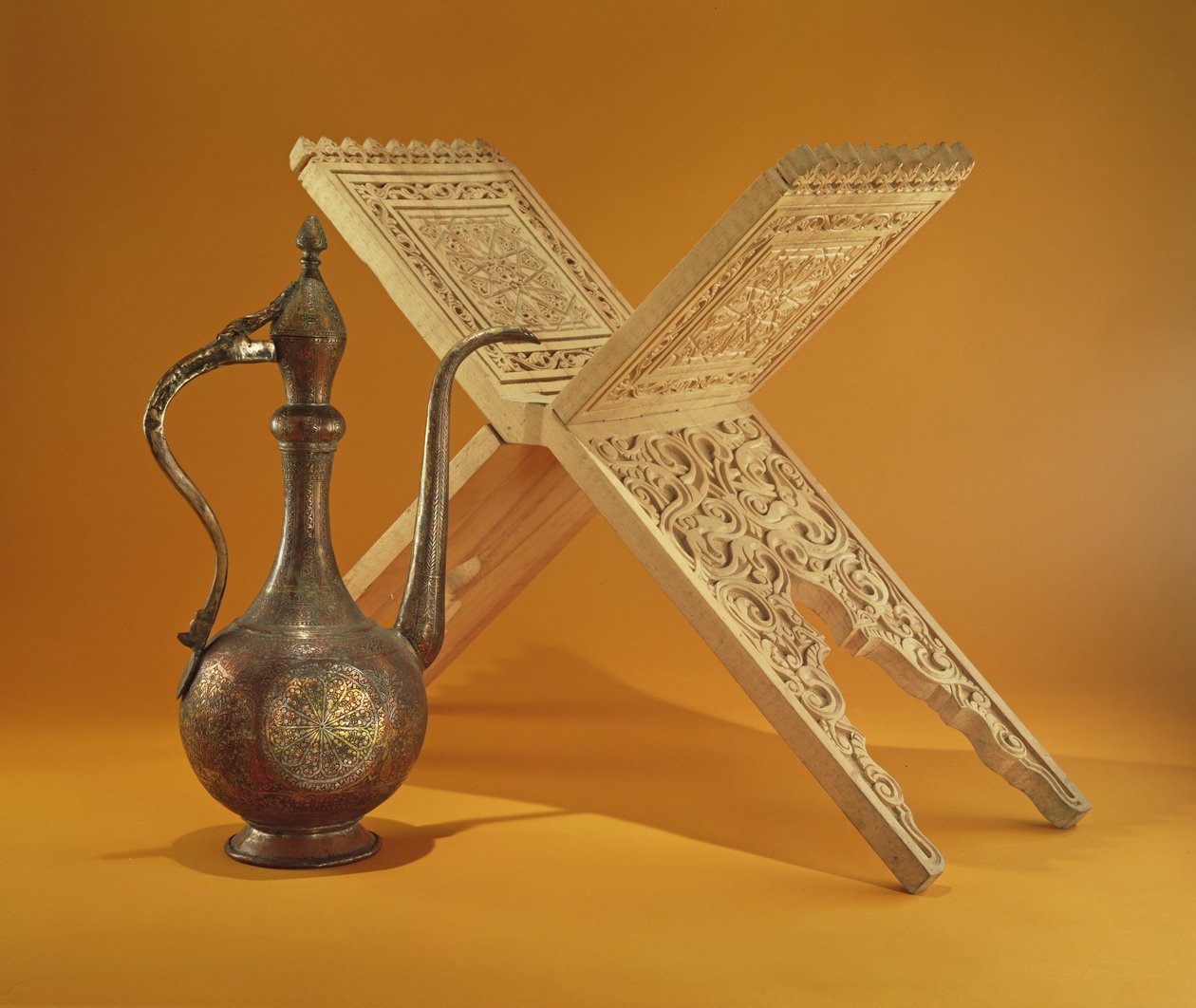 Vase en cuivre et support de Coran (bois sculpté) - Pakistani School
