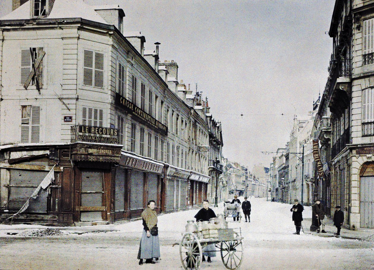 Une femme avec un chariot rempli de bidons de lait dans la rue de Vesle et un homme avec un autre chariot dans la rue de Talleyrand derrière elle, Reims, France, 3 mars 1917 - Paul Castelnau